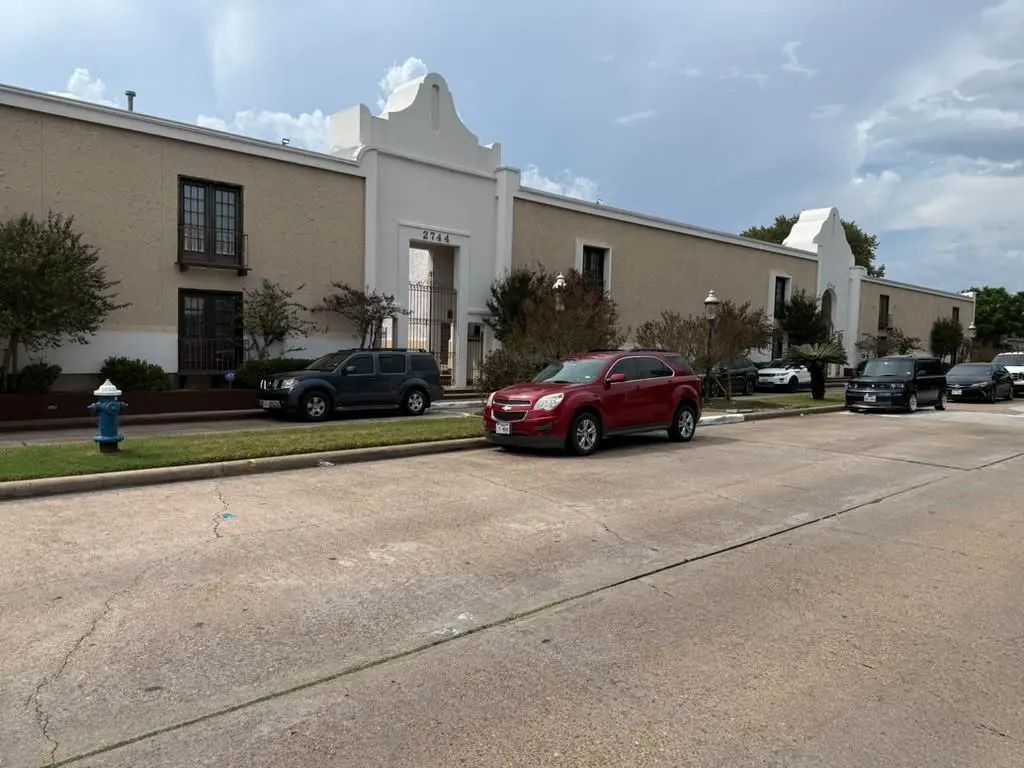 2744 Briarhurst Drive 32, Houston