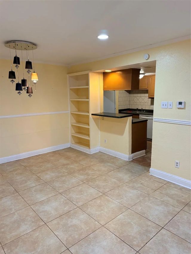 7047 Bissonnet Street 32, Houston