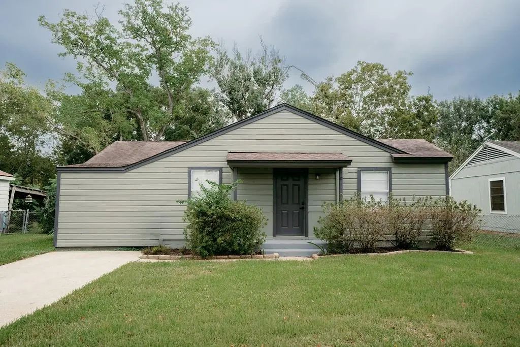 1308 N Rock Island Street, Angleton