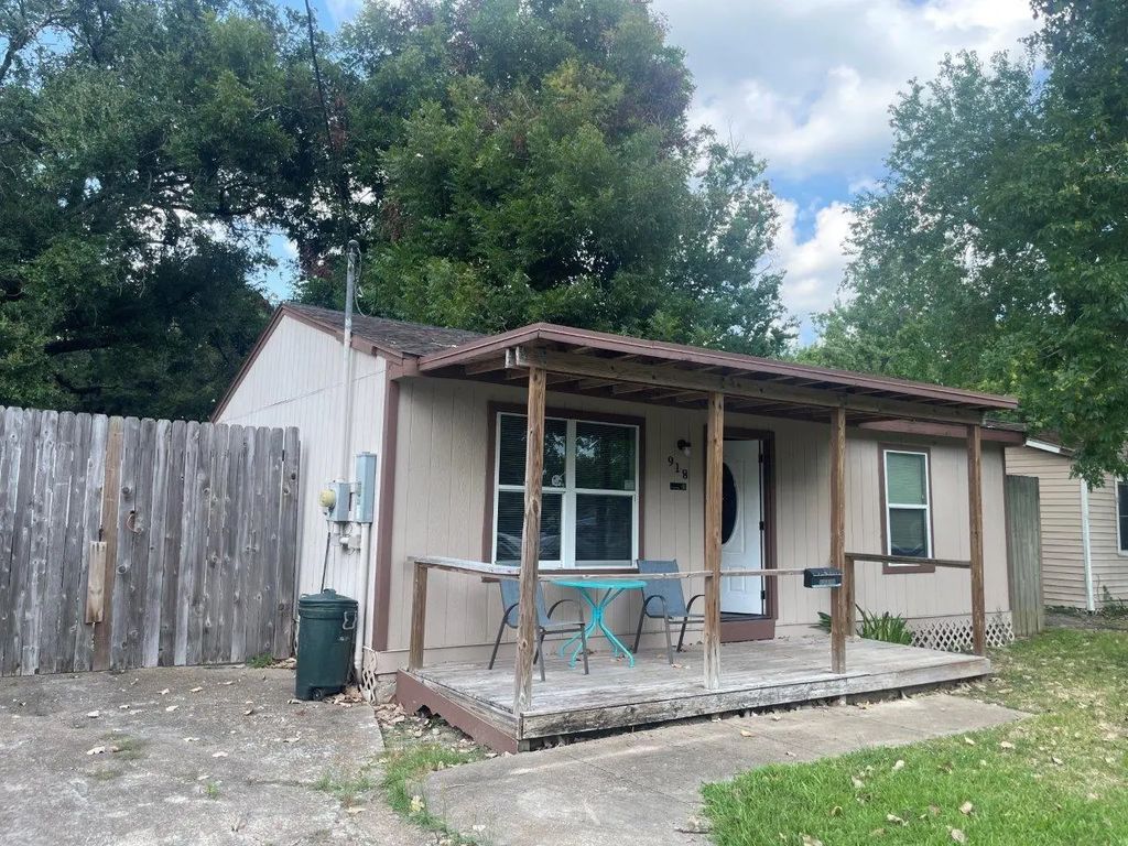 918 Maple Street, Clute