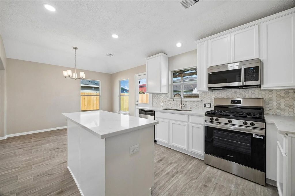 1523 Blossom Lane, Baytown