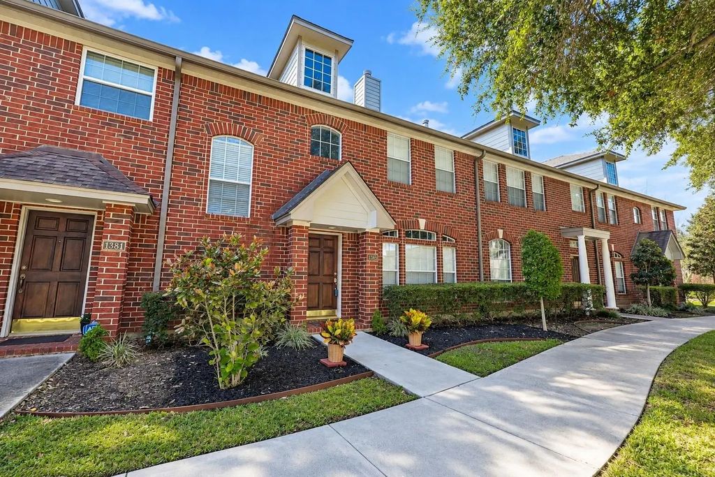 1385 El Camino Village Drive, Webster