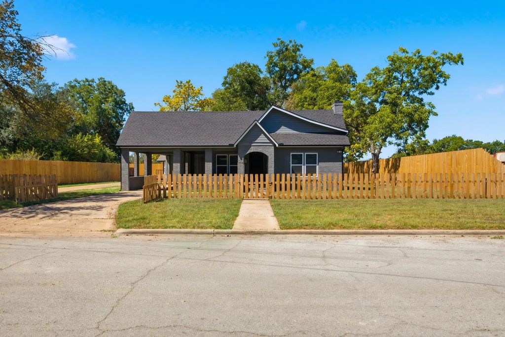 902 Post Oak Street, Hearne