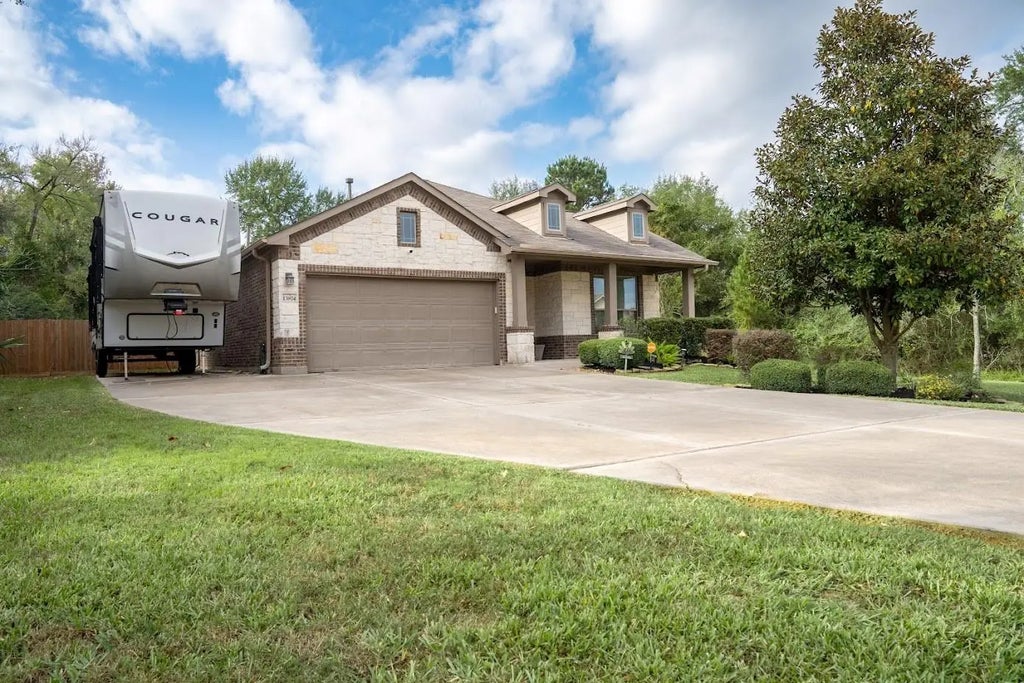 13874 Oak Manor Drive, Willis