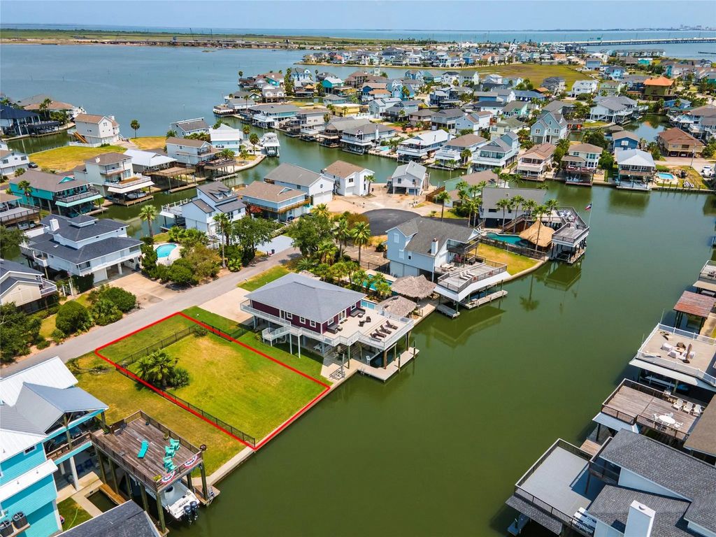 Coral Way, Tiki Island