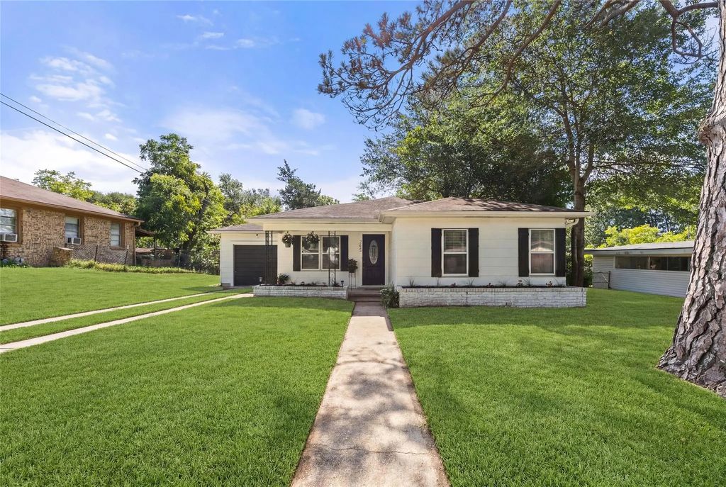 205 Hampshire Drive, Brenham