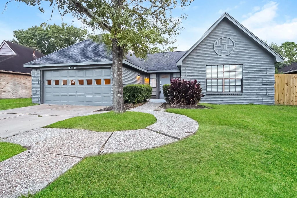 2627 S Brompton Drive, Pearland