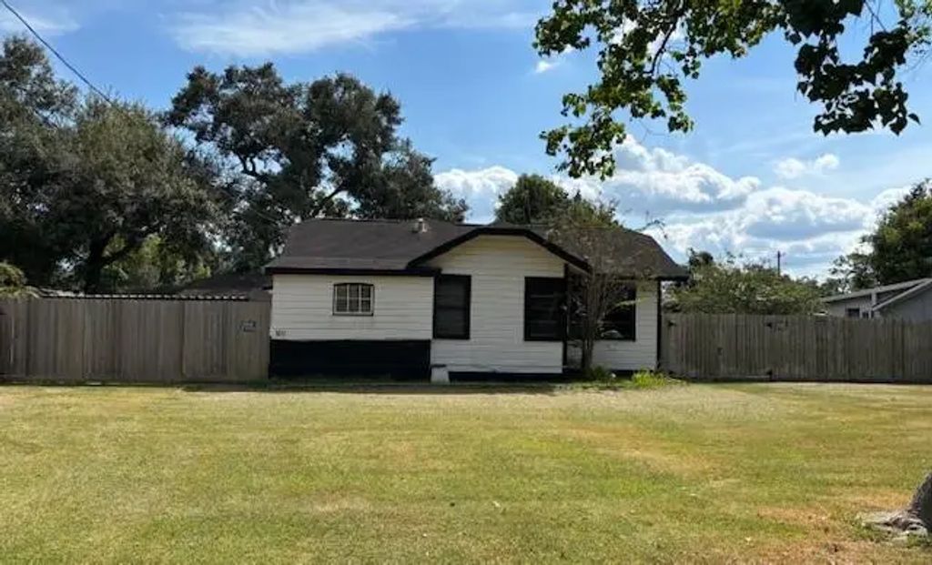 1011 West Phillips Street, Alvin