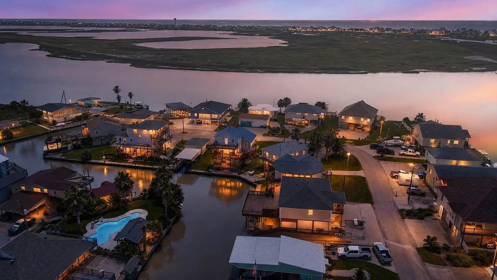 90 Dolphin Lane, Freeport