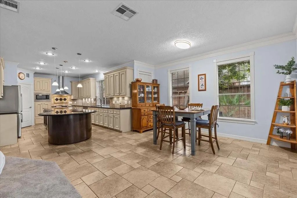 914 Pinewood Lane, Seabrook