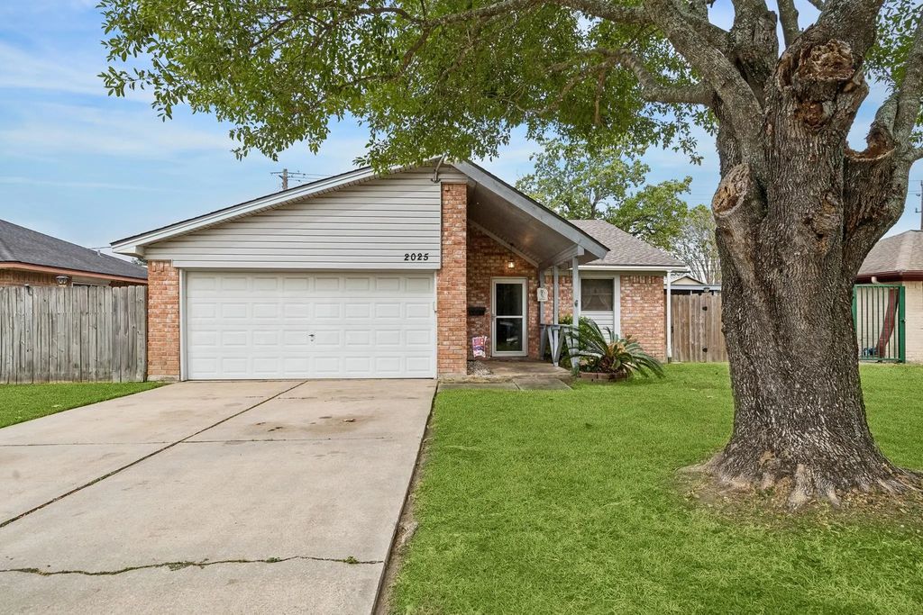 2025 Hillshire Drive, Deer Park