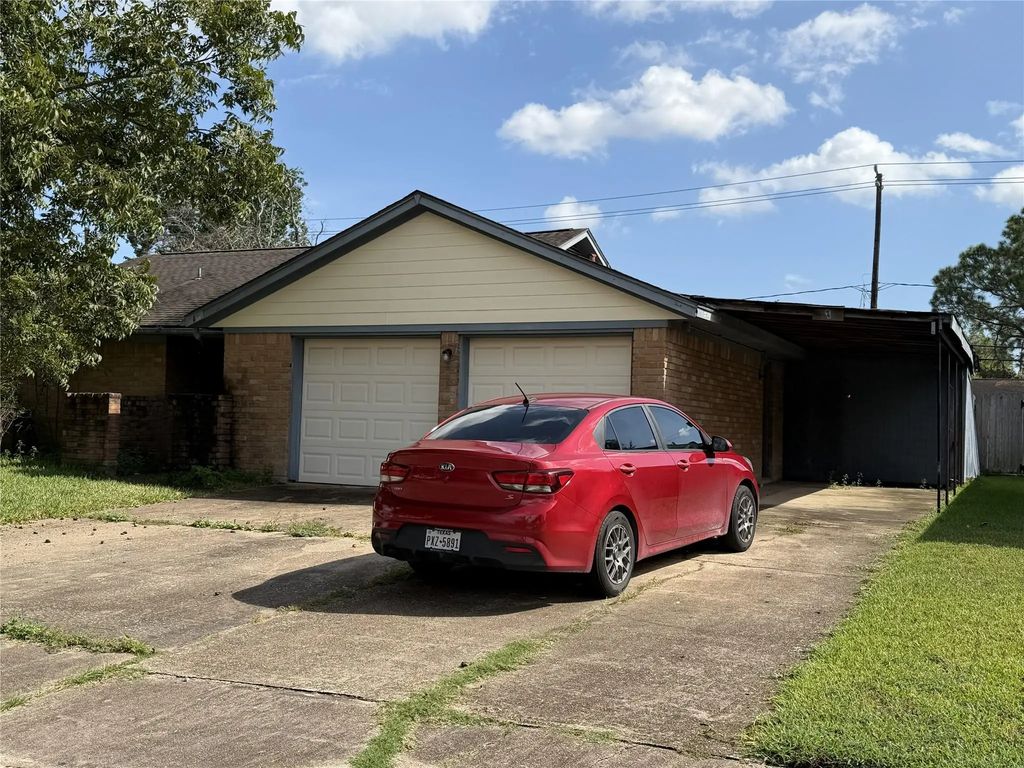 901 Regency Drive, Deer Park