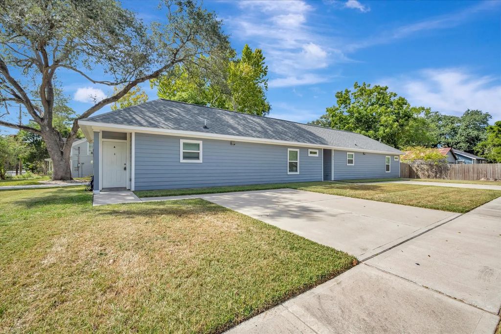 904 W Sealy Street A-b, Alvin