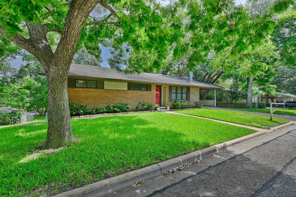 906 Carlee Drive, Brenham
