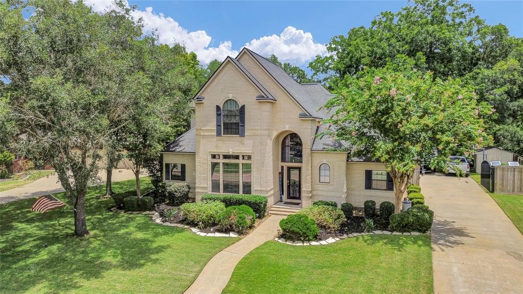 208 River Oaks Drive, Lake Jackson