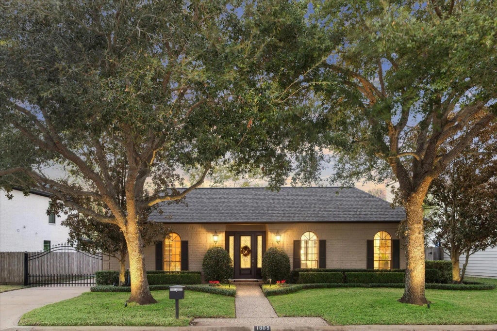 1805 Country Club Boulevard, Sugar Land