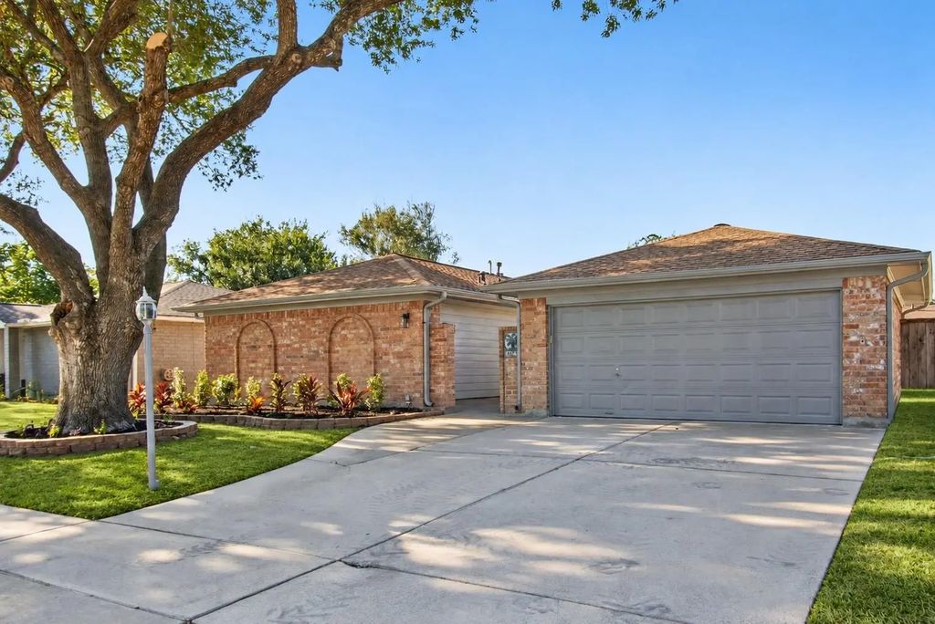 855 Silverpines Road, Houston