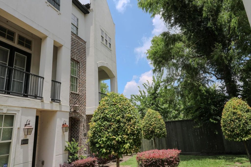 2037 Fannin Station N, Houston