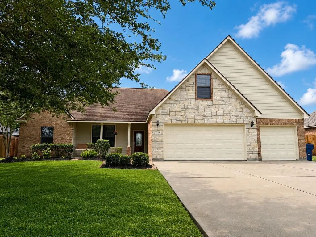 1448 S Bluebonnet Lane, Angleton