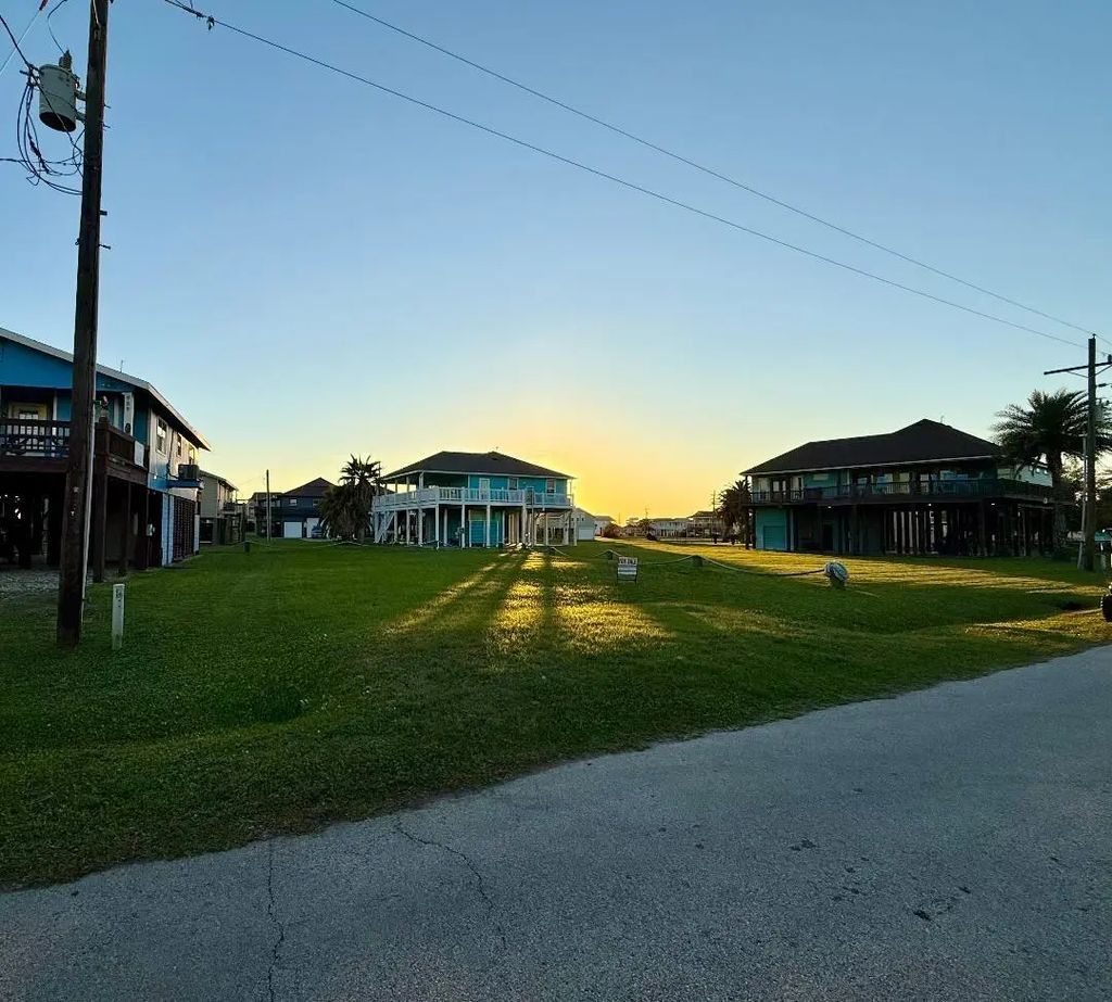 911 Palmview, Crystal Beach