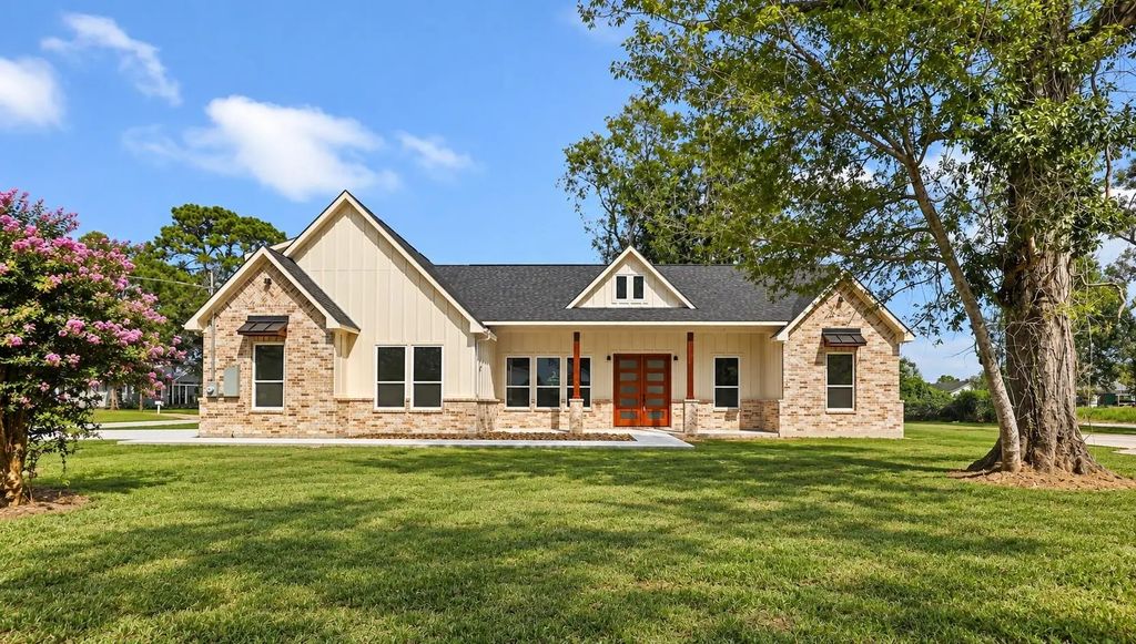 1302 Lamar Street, Liberty