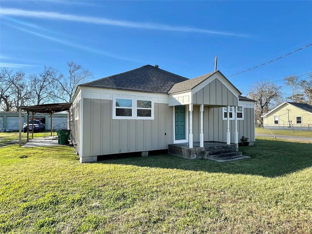 817 N Valderas Street, Angleton