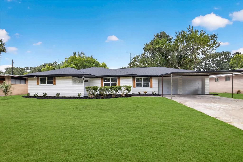 903 Rosewood Drive, Baytown