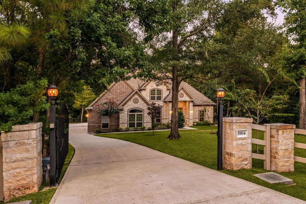 1904 Boulder Ridge Drive, Conroe