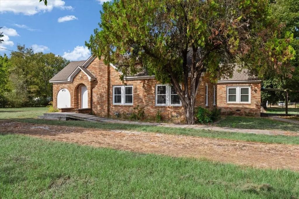 903 N La Salle Street, Navasota