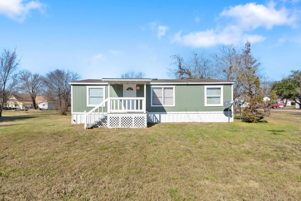 218 E Denton Street, Bremond