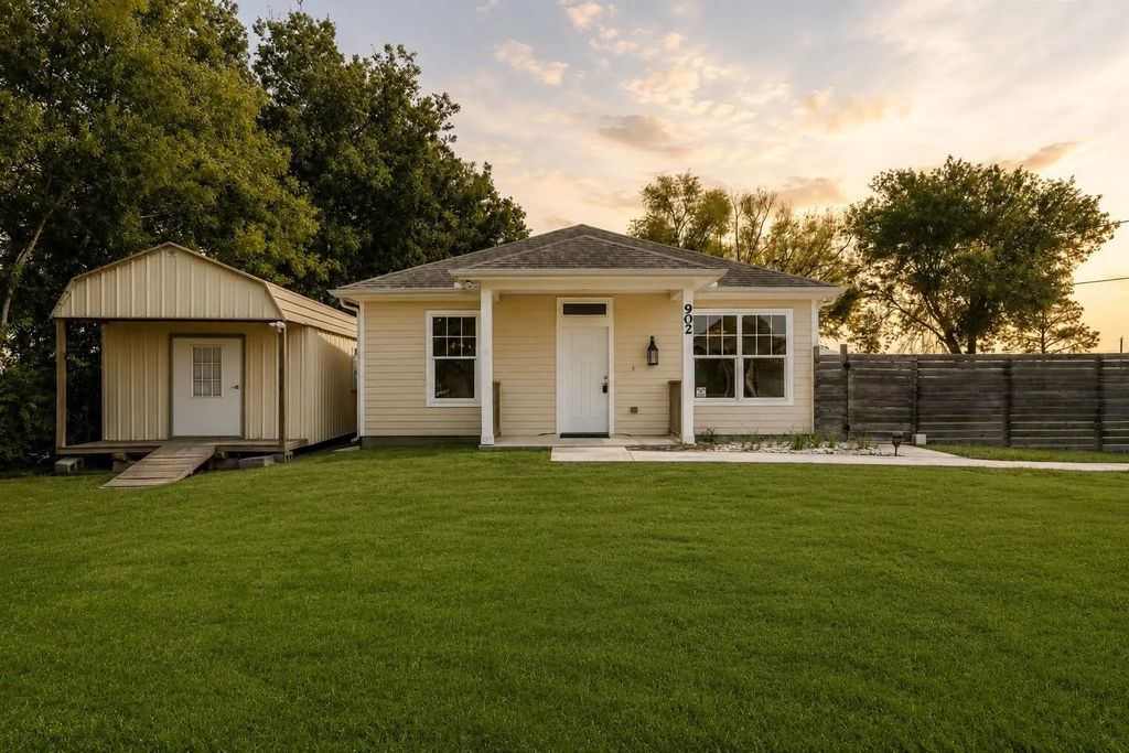 902 Virginia Avenue, League City
