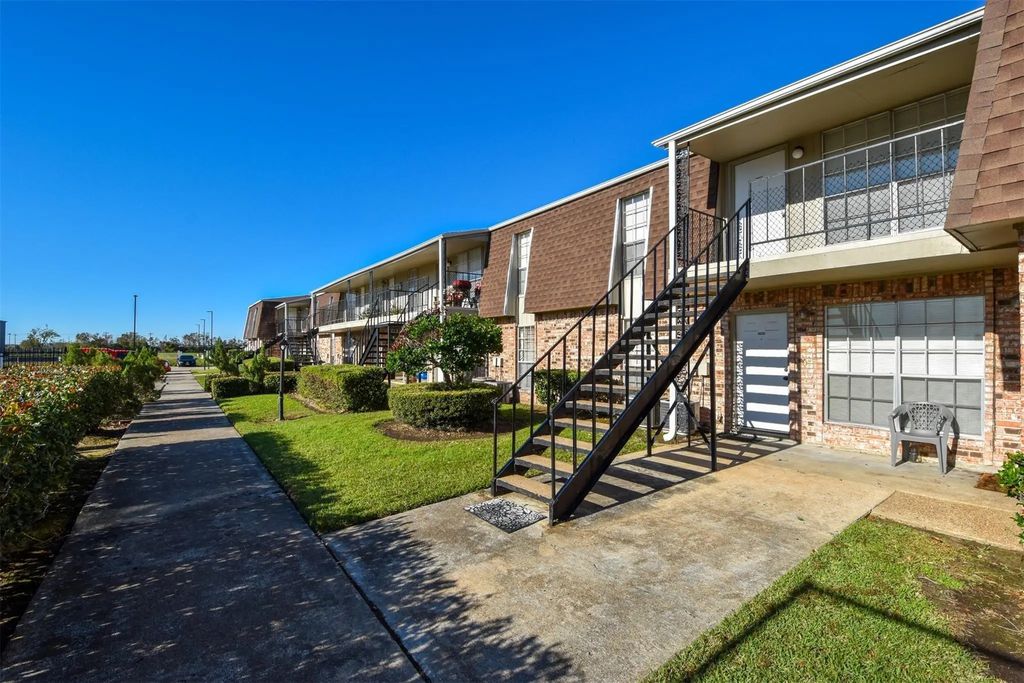 5252 Twin City Highway 371, Groves