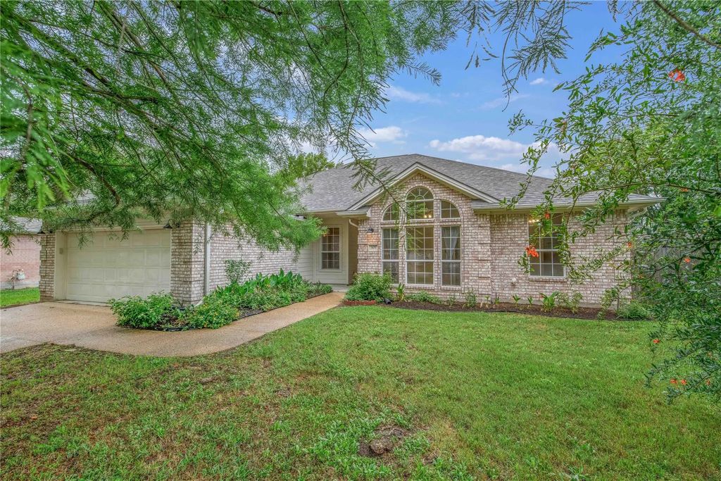305 Augsburg Lane, College Station