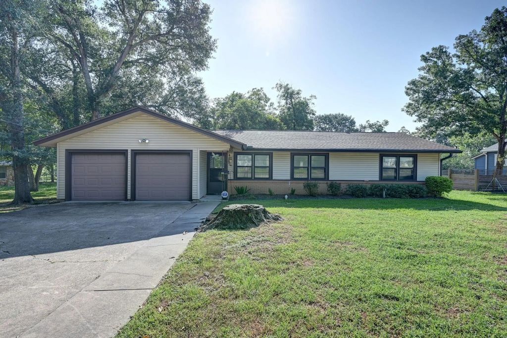 201 S Dixie Street, Brenham