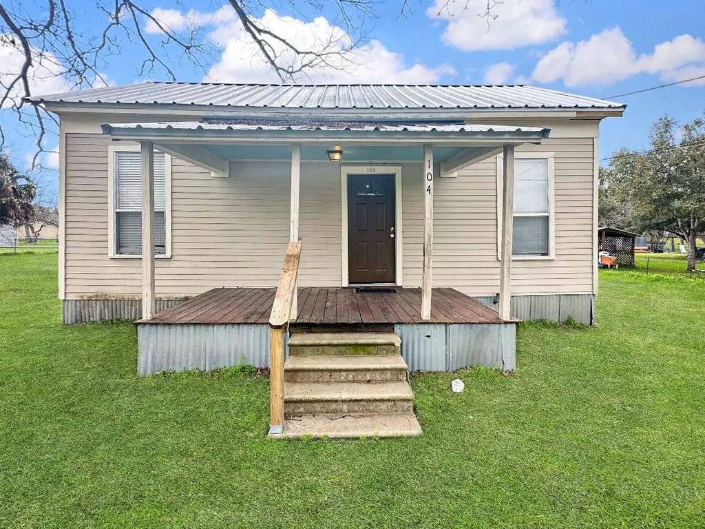 104 Russek Street, Schulenburg