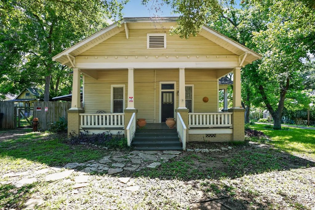 106 E Valverde Street, Brenham