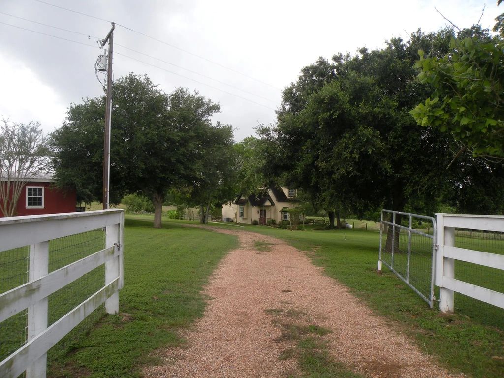 4077 Fm-949, Sealy