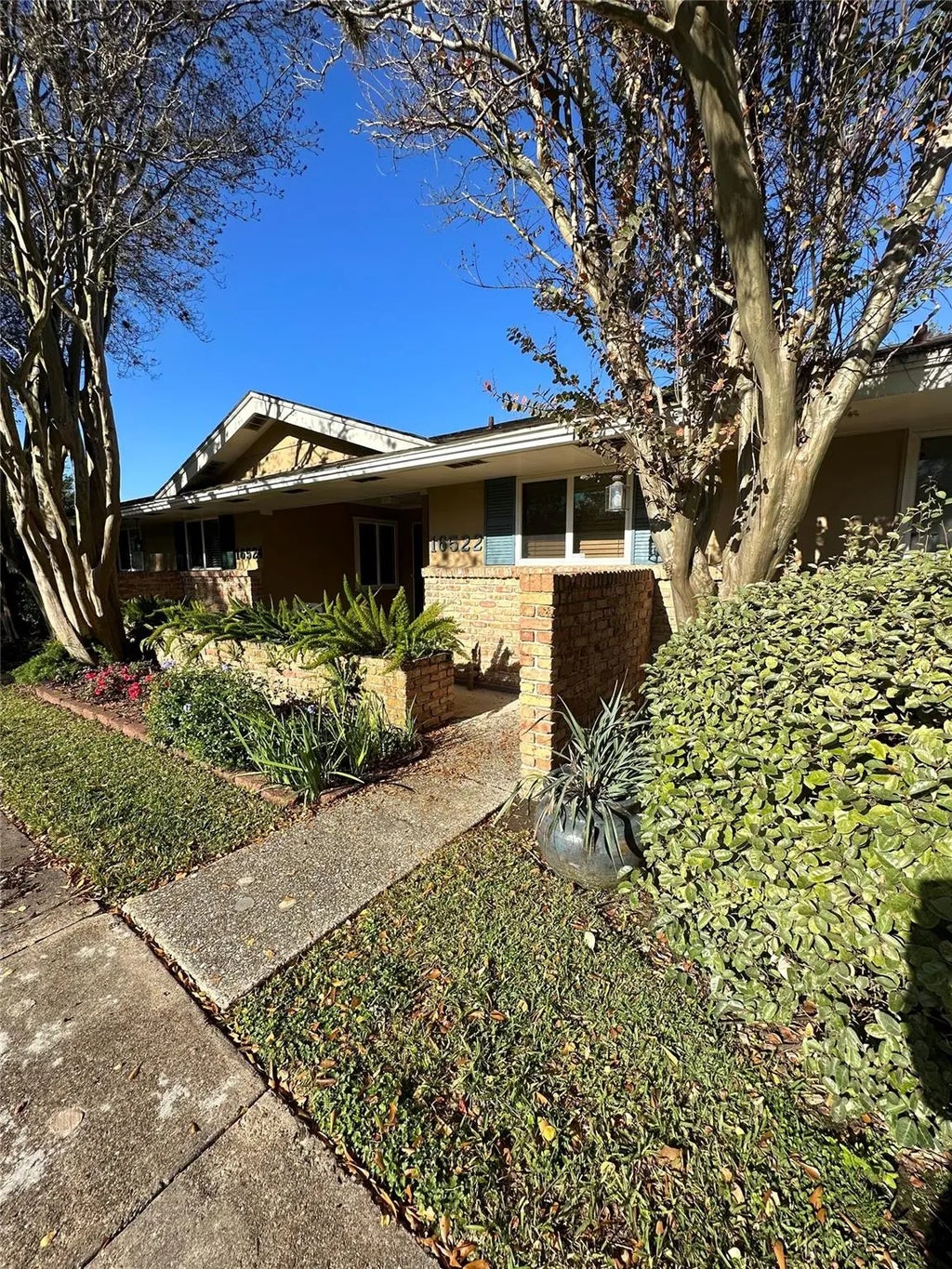 16522 Diana Lane, Houston