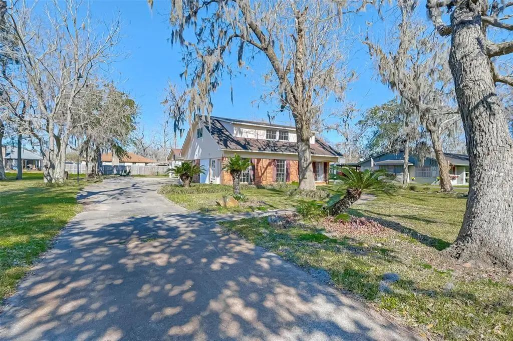 444 Southern Oaks Drive, Lake Jackson
