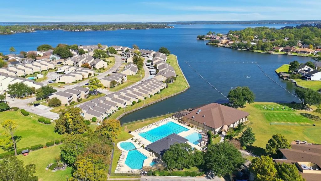 24 Lakeview Village, Conroe