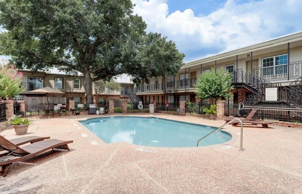 3131 Southwest Freeway B17, Houston