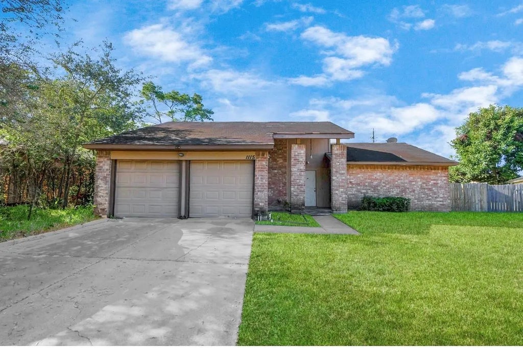 1115 Whispering Pine Drive, Missouri City