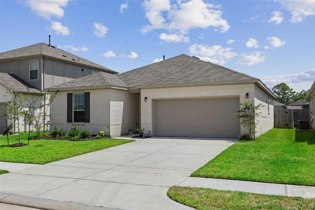 338 Paso Fino Drive, Alvin