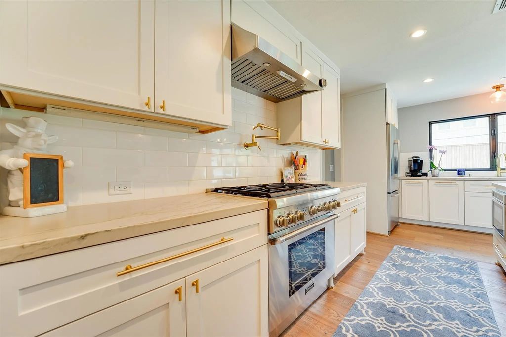 9142 Bronco Drive, Houston