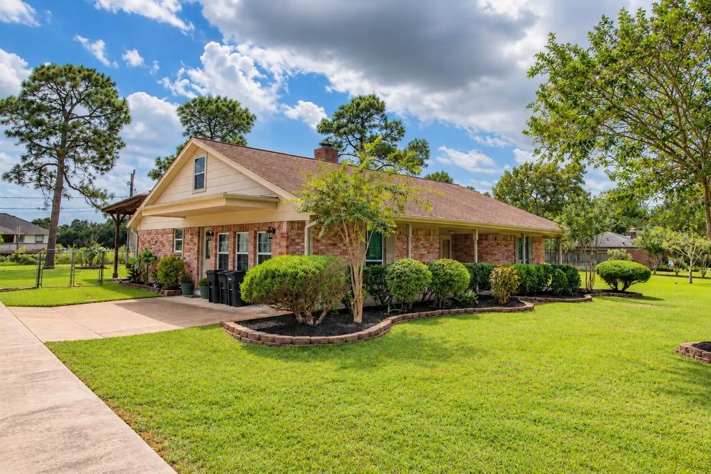 12315 Thaman Drive, Dickinson