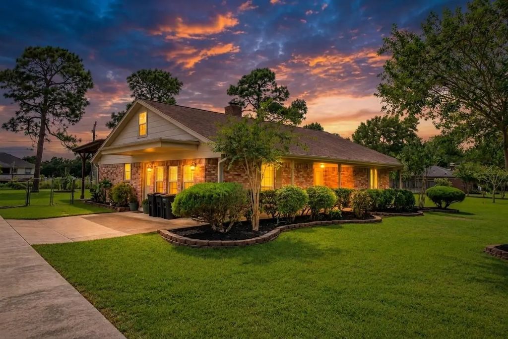 12315 Thaman Drive, Dickinson