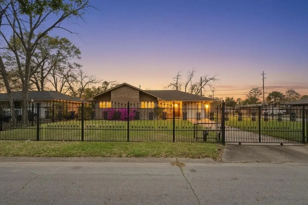 10229 Royal Oaks Drive, Houston