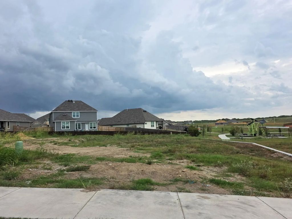 1307 Boehnke Pass, Brenham