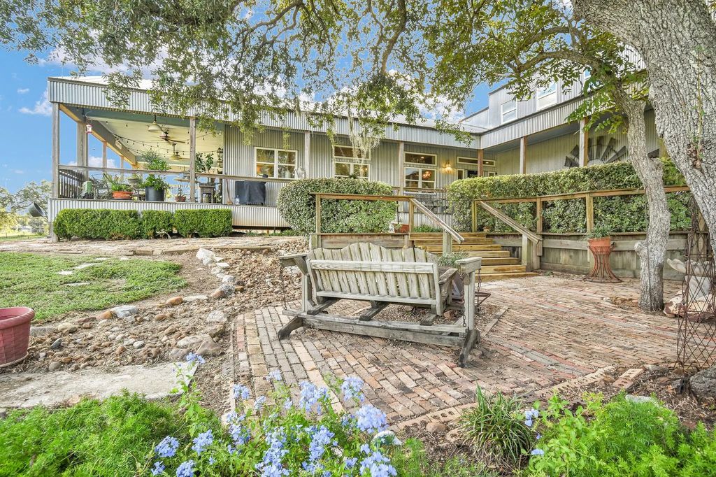 817 County Road 432, Brazoria