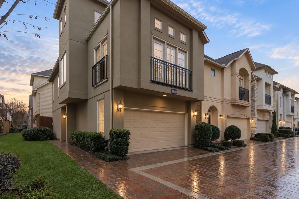 1303 Sherwood Point Lane, Houston